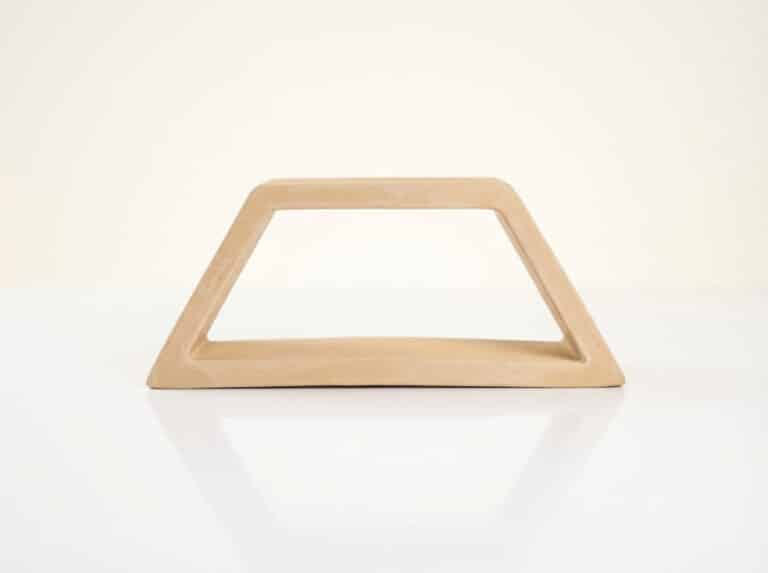 Celosía de barro Prades de color claro con forma trapezoidal para terraza.