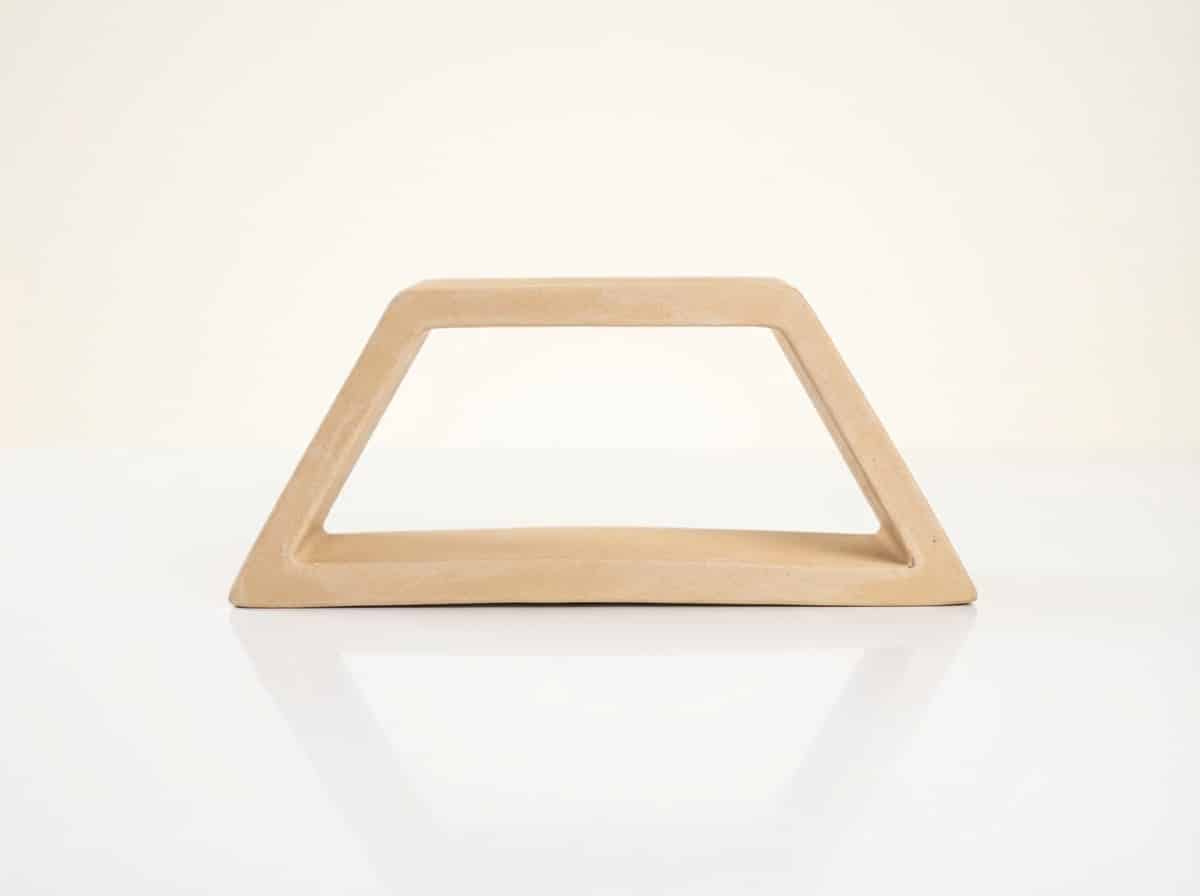 Celosía de barro Prades de color claro con forma trapezoidal para terraza.
