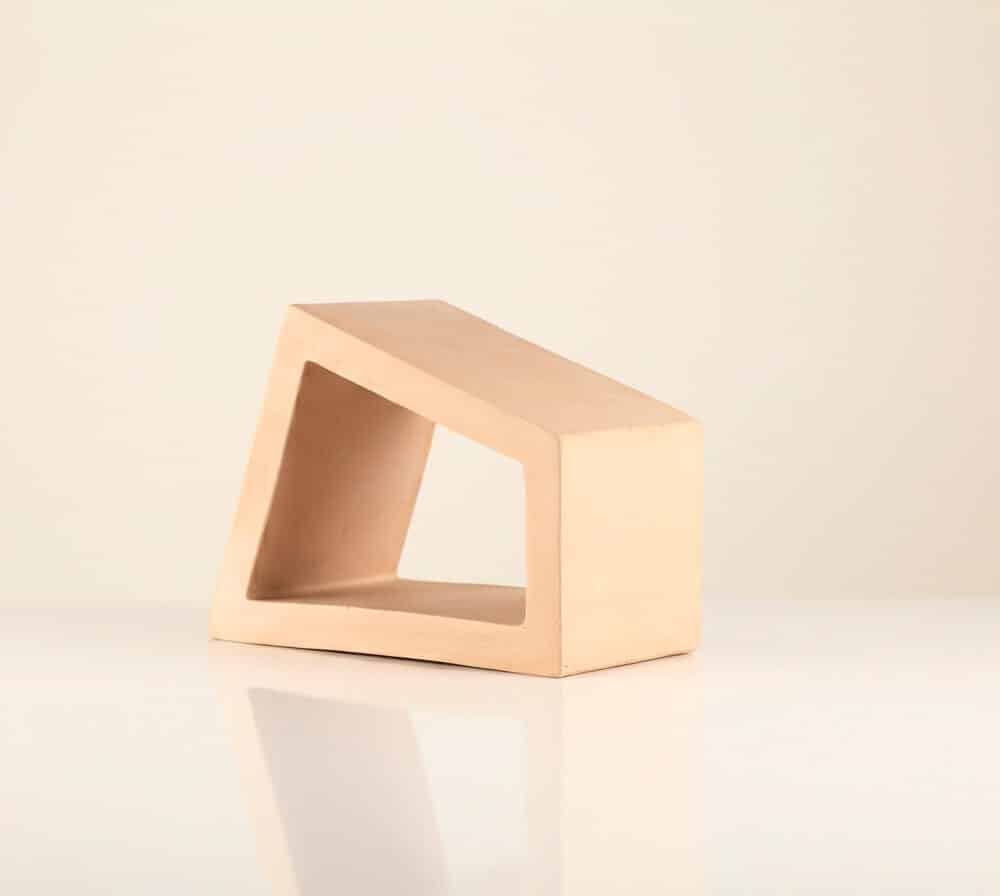 Celosía de barro Tetra Straw de color beige con diseño geométrico para terraza.