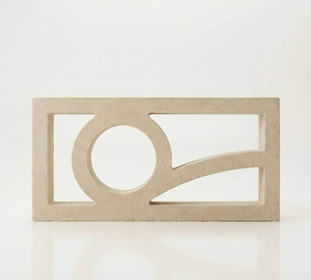 Bloque de celosía de hormigón beige con diseño geométrico de círculo y curva. Es una celosia terraza.