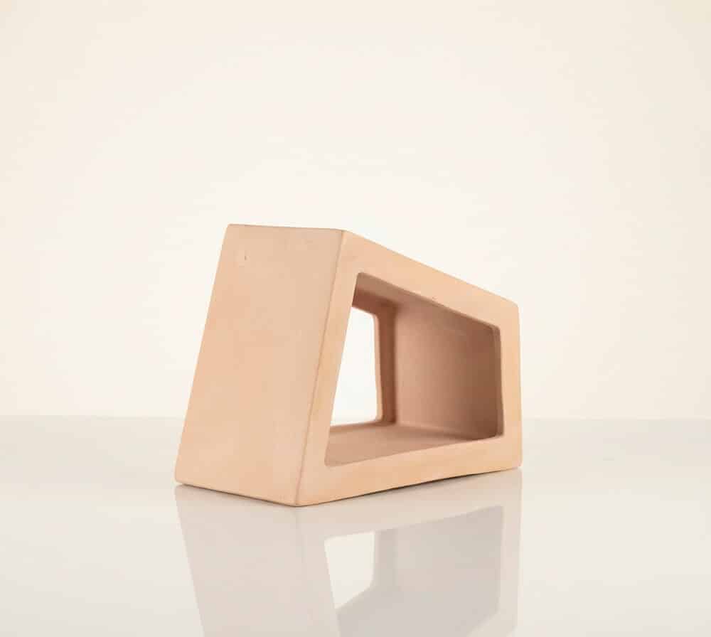 Celosía de terracota Tetra Straw con forma geométrica inclinada. Ideal para celosia terraza.