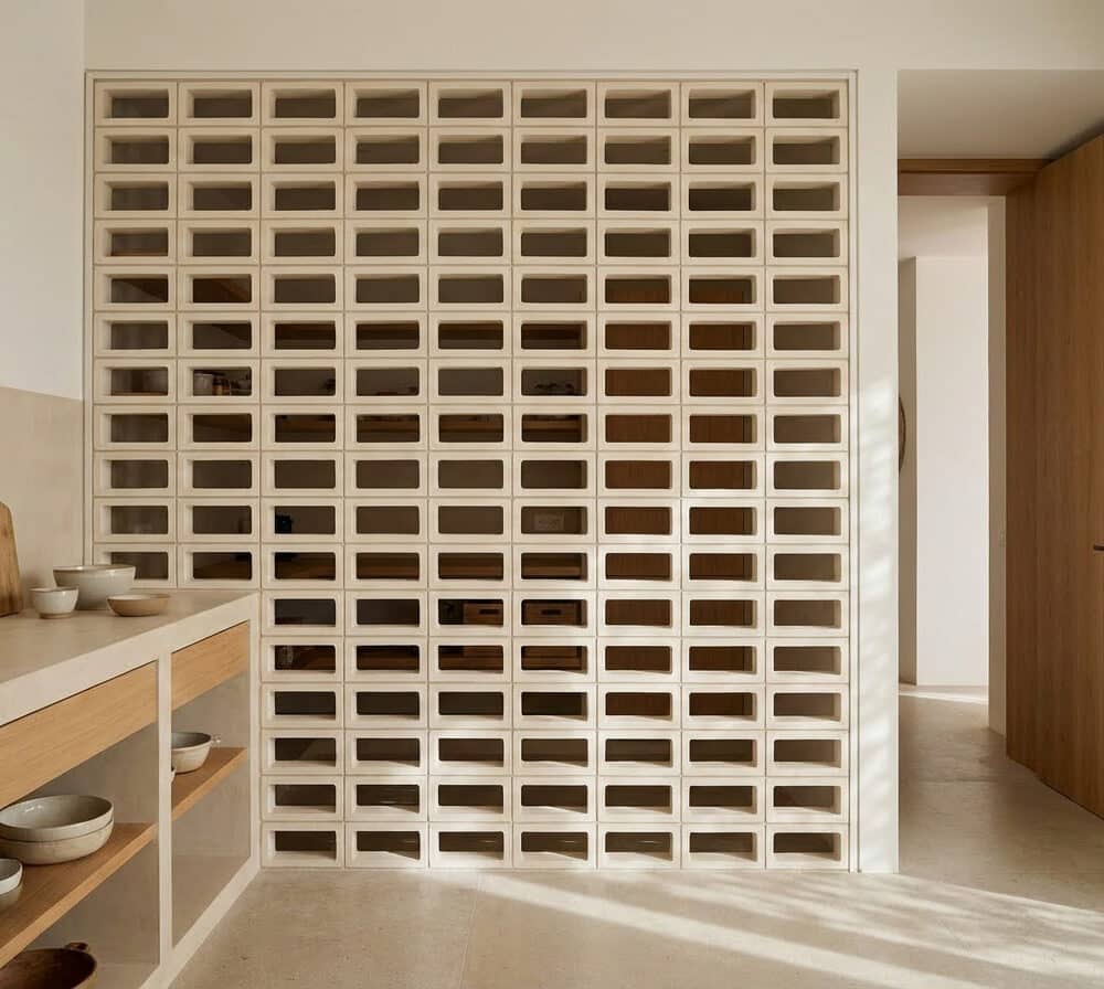 Celosía decorativa cerámica sort en un interior moderno. La celosía terraza divide el espacio.