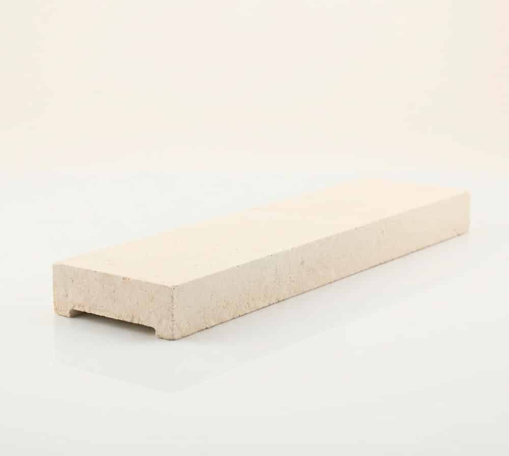 Pasamanos de hormigón RLB rectangular de color claro con base rebajada para balaustres.