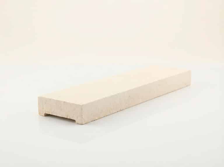 Pasamanos de hormigón RLB rectangular de color claro con base rebajada para balaustres.