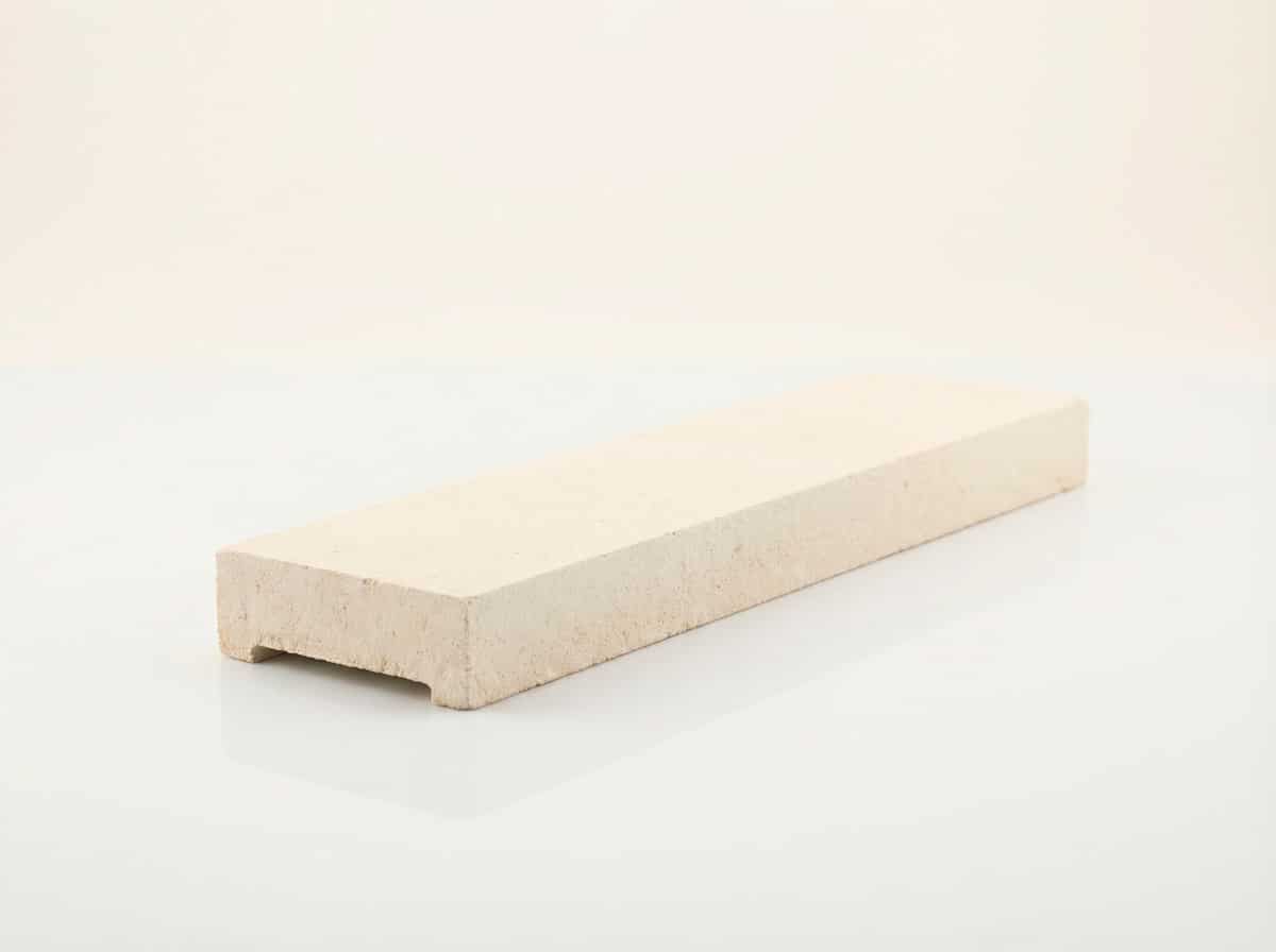 Pasamanos de hormigón RLB rectangular de color claro con base rebajada para balaustres.